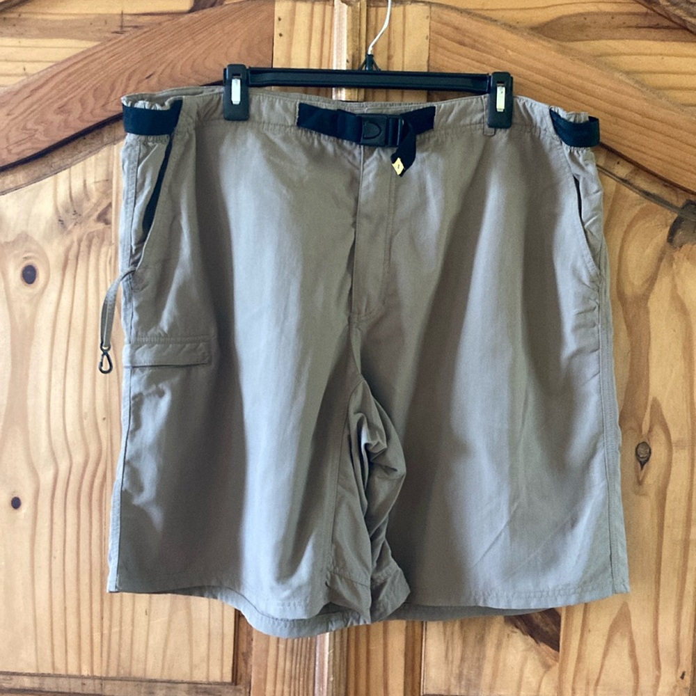 Men’s Sportif tan nylon belted chino shorts size XL